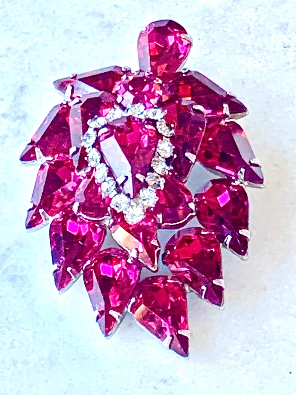 WEISS BROOCH FUCHSIA RHINESTONES LEAF VINTAGE 1951